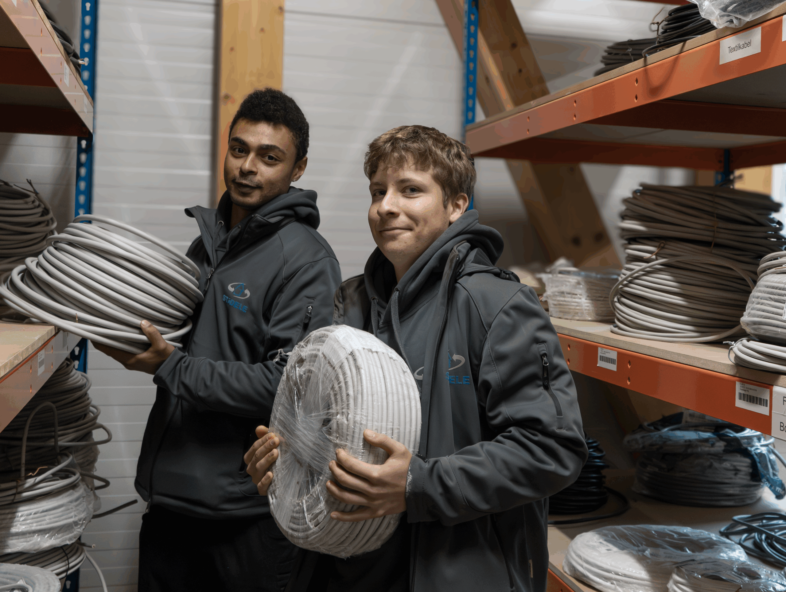 Zwei Mitarbeiter der Firma Städele richten im Lager Material zusammen