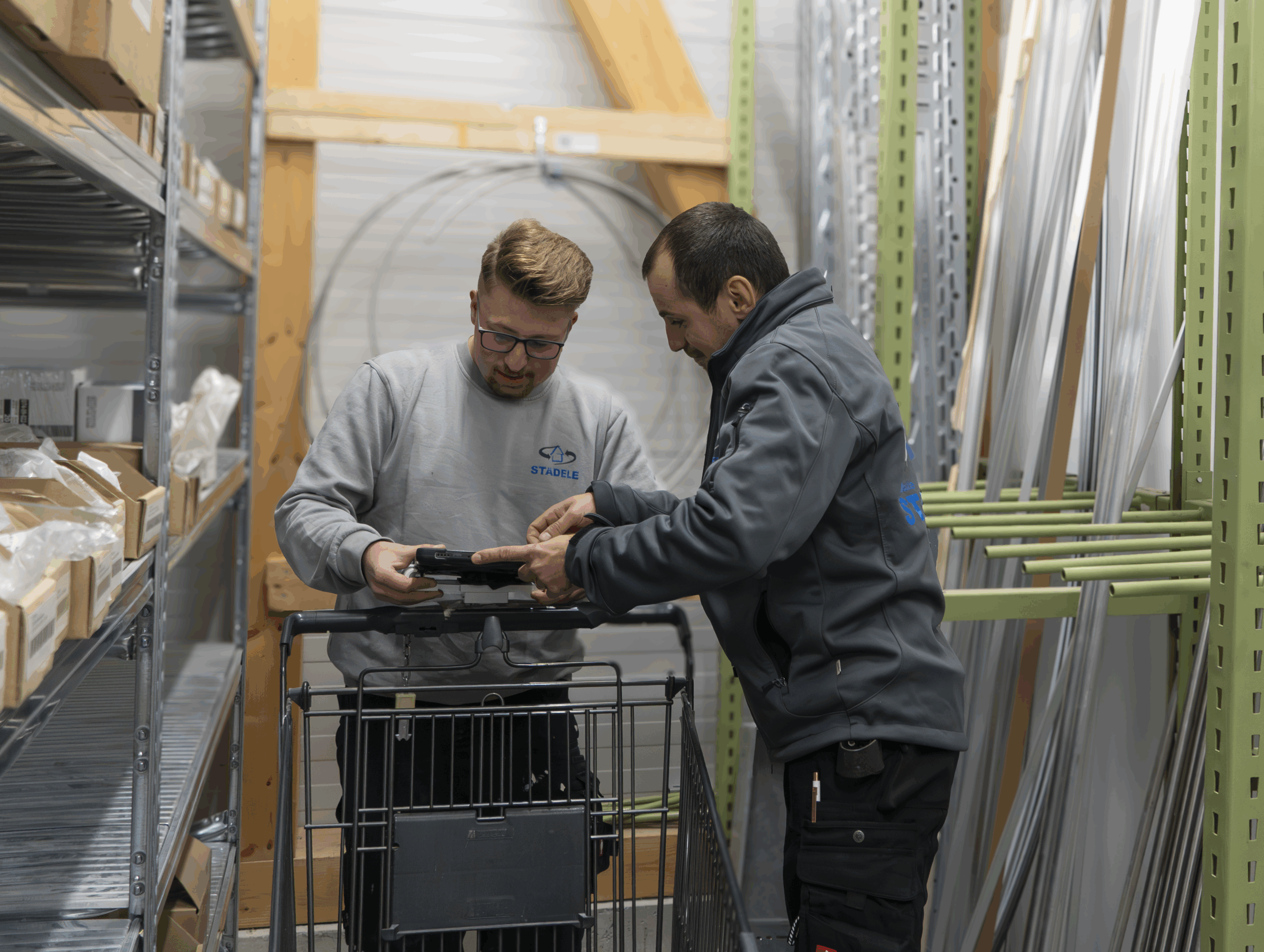Zwei Mitarbeiter der Firma GST Städele richten Material im Lager zusammen.